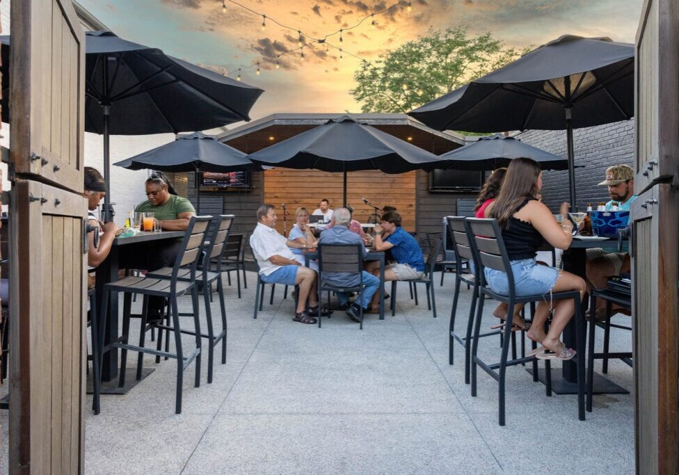 Simon's Outdoor Patio Dining and Drinks Bolivar, TN